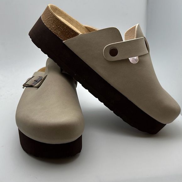 CUSHIONAIRE Women's Cork Footbed Platform Clog 9 SAND - Picture 6 of 7